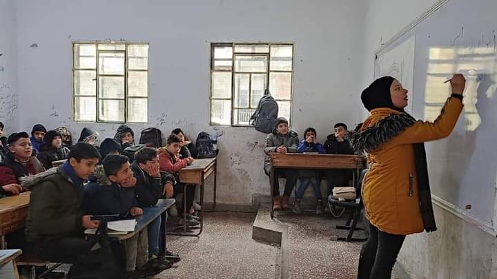 عضوة مجلس المراة السورية نعطي محاضرة للطلاب في احدى المدارس